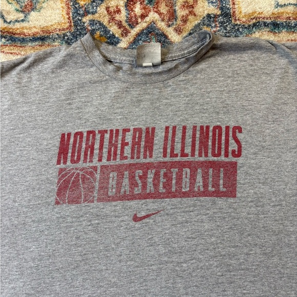 Vintage Nike Northern Illinois Basketball T-shirt Size XL - Picture 4 of 5